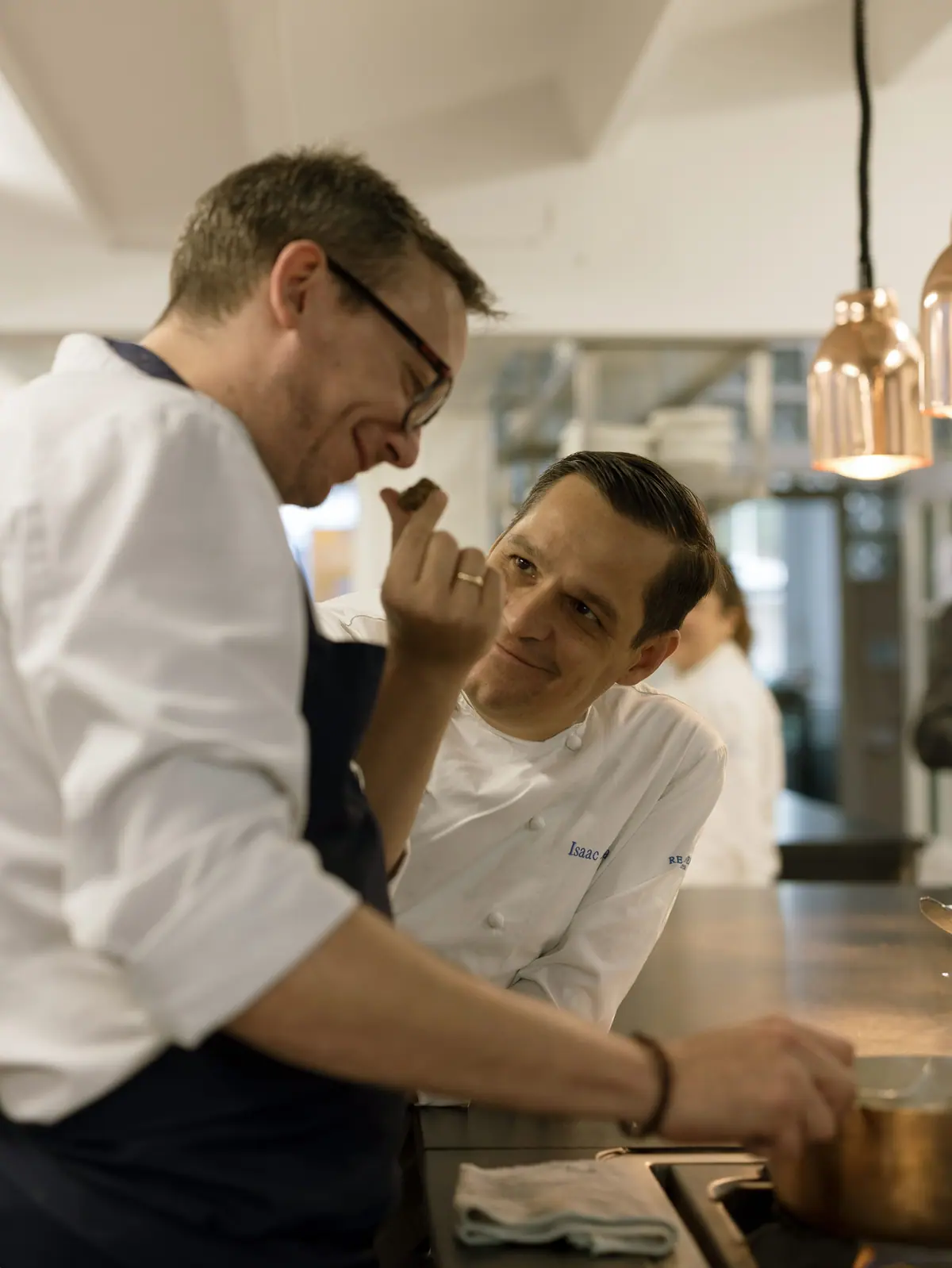Isaac Loya probando un plato junto a su equipo