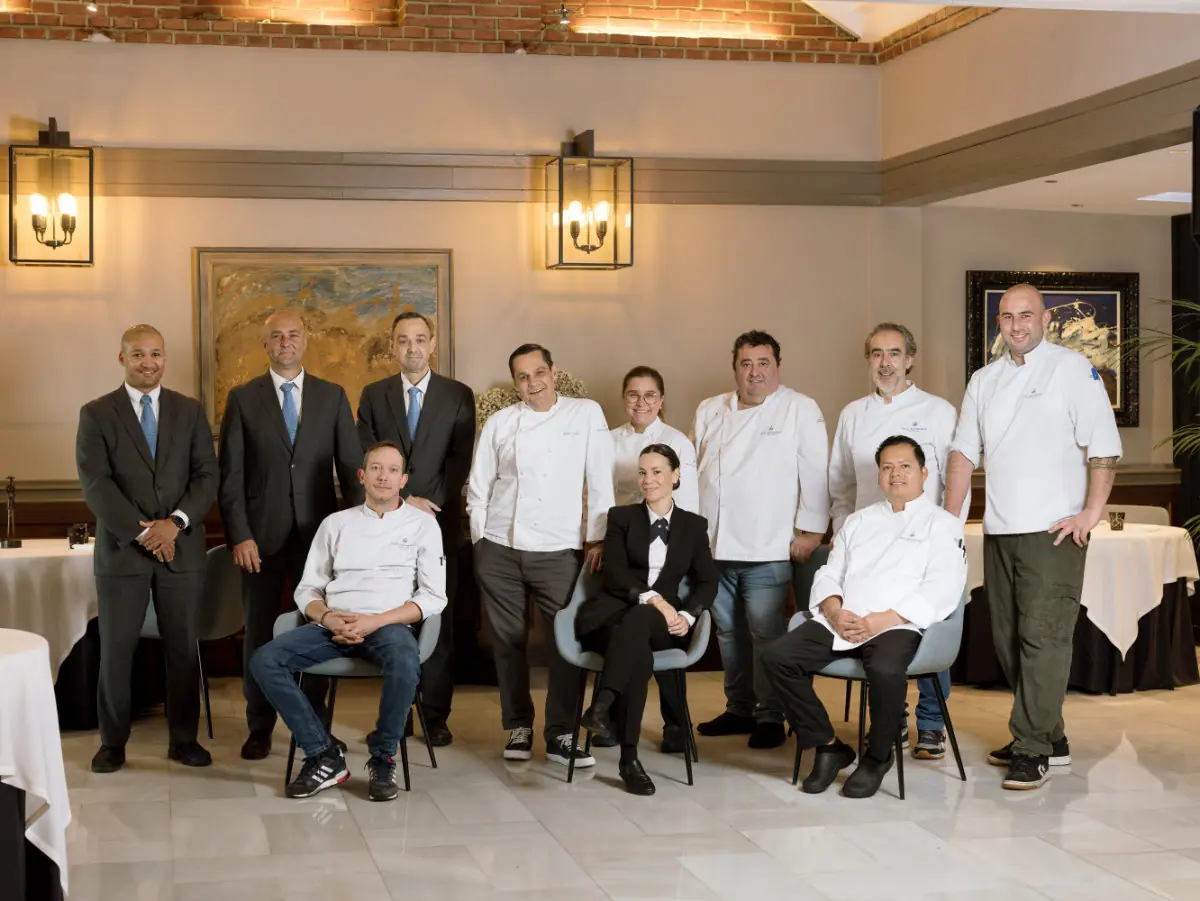 Isaac Loya y el equipo del Real Balneario